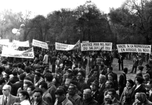 1. La police parisienne et les algériens. 1944-1962. Nouveau Monde éd. 2011, 450 pages, 26,50 ¤ Ces images spécifiques aux affrontements précis du 30 juillet 1955 à la Goutte d'Or sont extrêmement rares et difficilement accessibles en ligne, car les forces de l'ordre confisquaient souvent les pellicules et la presse de l'époque était fortement censurée. Les lecteurs peuvent consulter les archives de Pierre Boulat photo reporter qui a documenté la vie des Nord-Africains à Paris dans les années 50, notamment dans le quartier de la Goutte d'Or. Ses photos sont parues dans Paris-Match. Nous n'avons pas pu les utiliser.